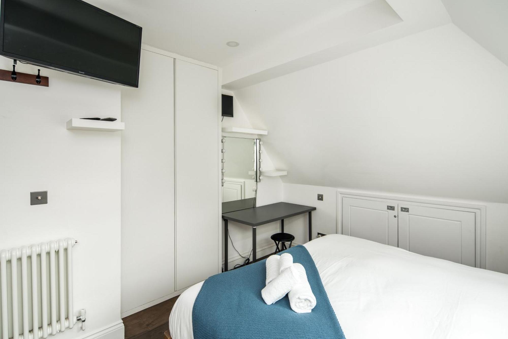 Sleek And Stylish 1bd With Balcony, Hammersmith Londen