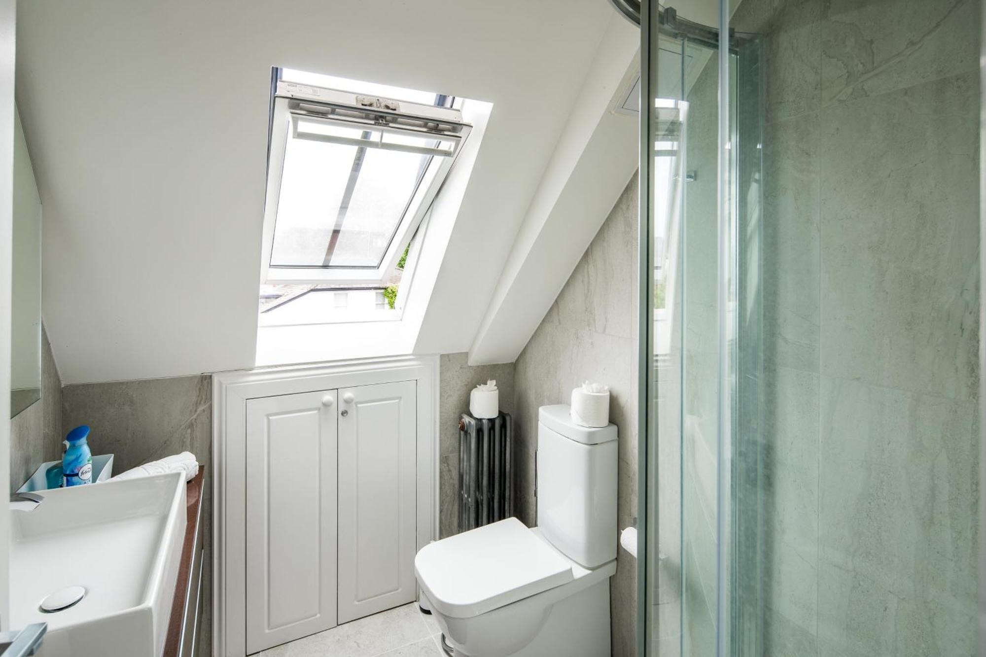 Sleek And Stylish 1bd With Balcony, Hammersmith * Londen