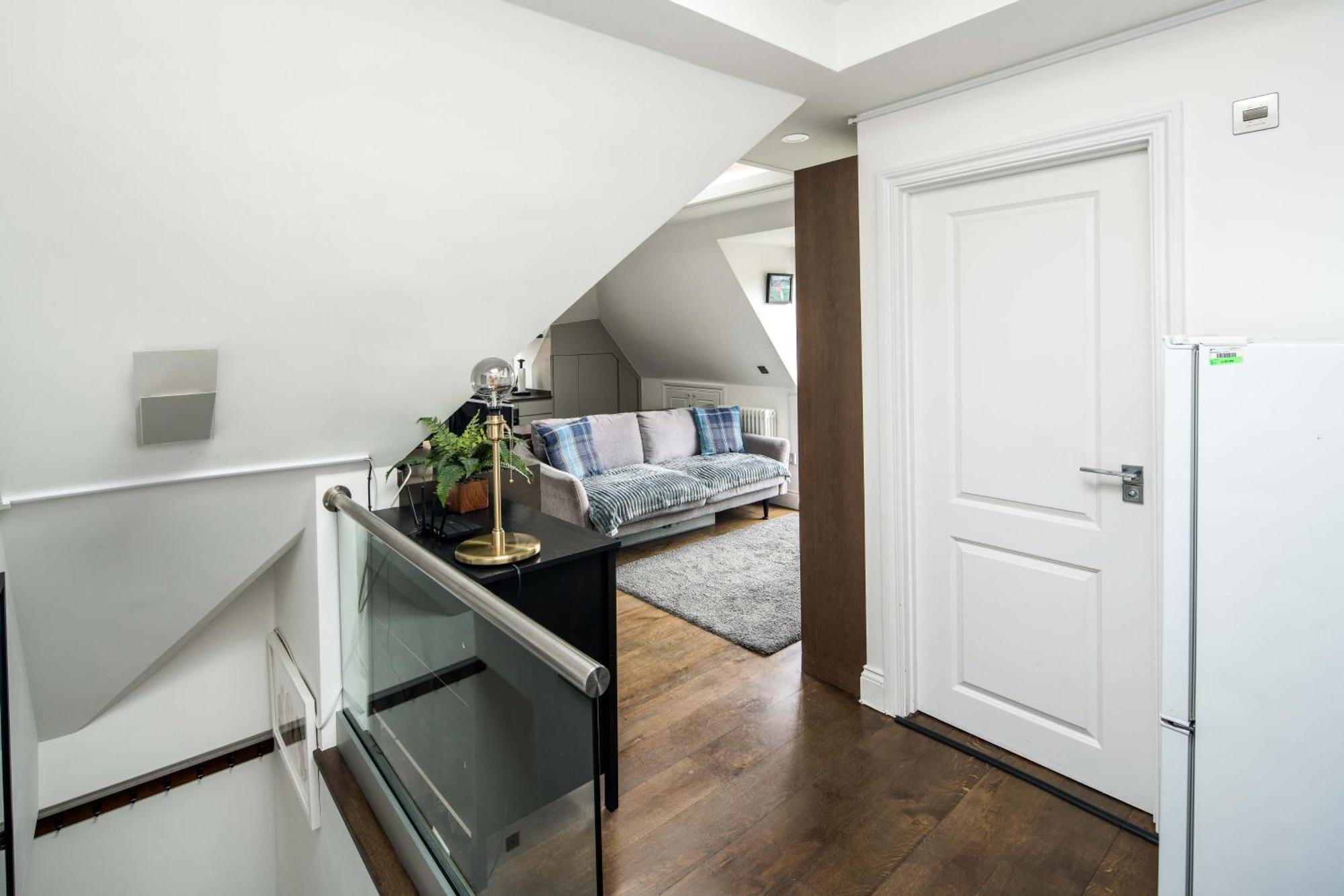 Sleek And Stylish 1bd With Balcony, Hammersmith Appartement Londen