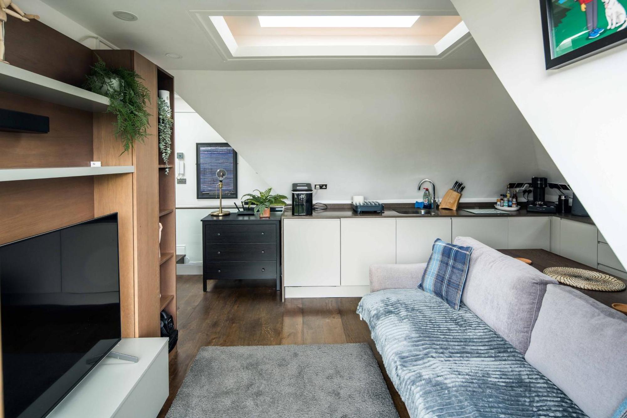 Sleek And Stylish 1bd With Balcony, Hammersmith * Londen