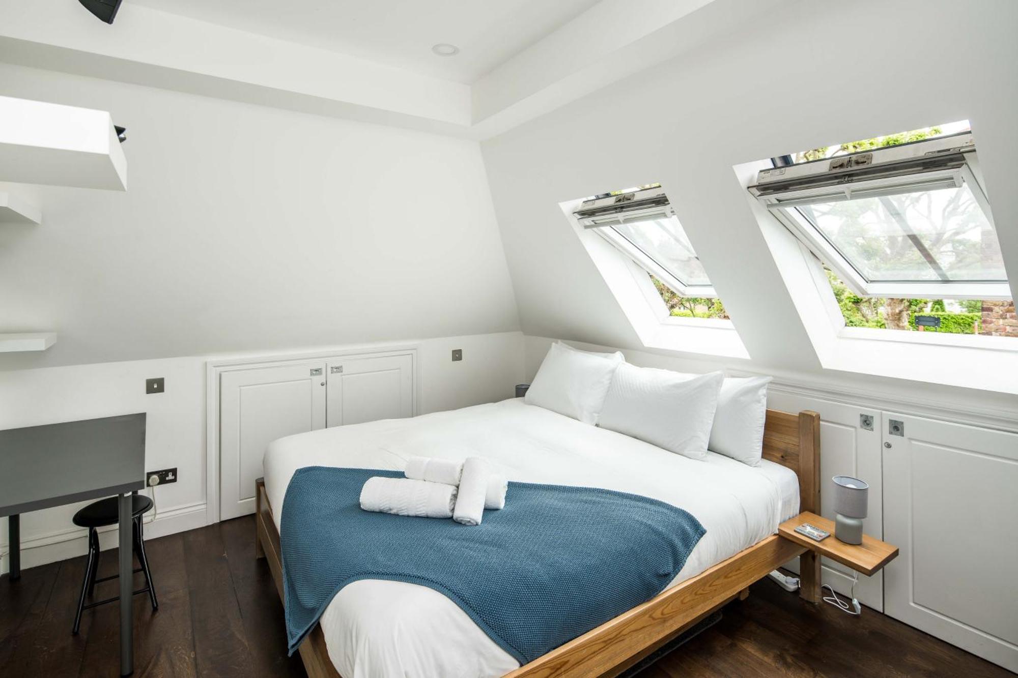 Sleek And Stylish 1bd With Balcony, Hammersmith Appartement Londen