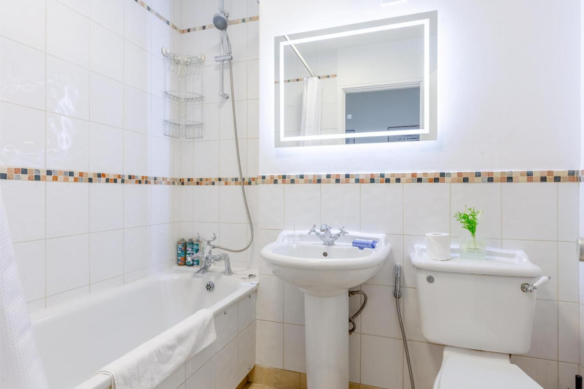 Refurbished Kensington With Balcony Near Tube Londen