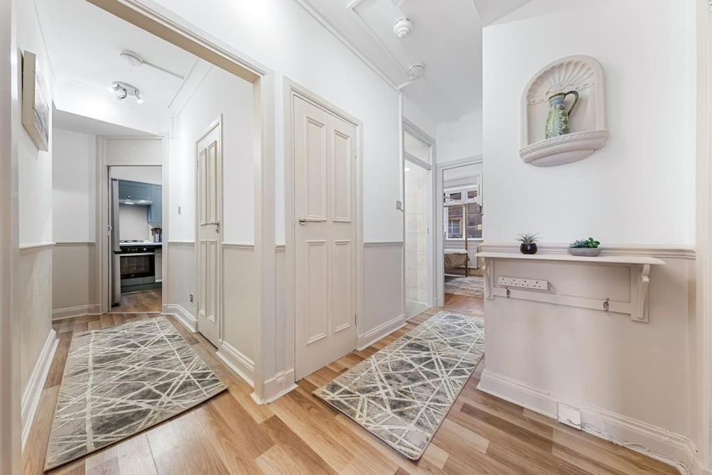 Brand New 3 Bedroom Flat In * Londen