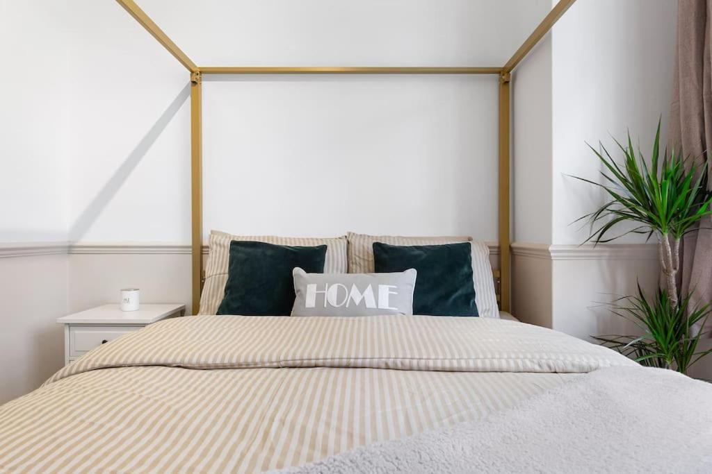 Appartement Brand New 3 Bedroom Flat In *