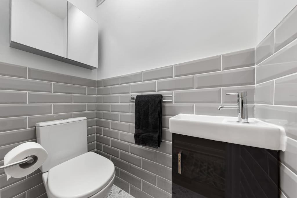 Brand New 3 Bedroom Flat In * Londen