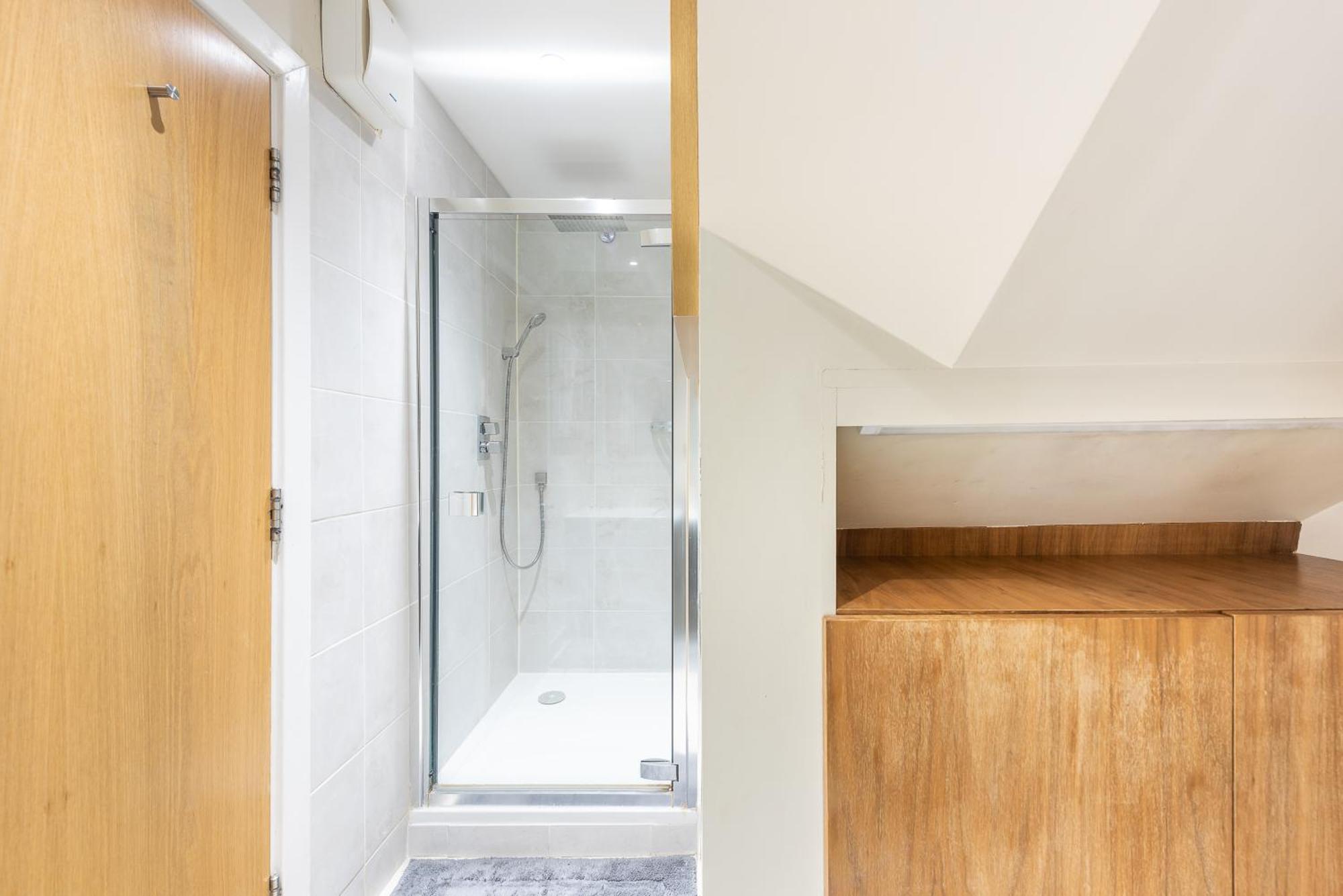 Moments From Hyde Park & Notting Hill With Free Luggage Storage And Washing Machine London