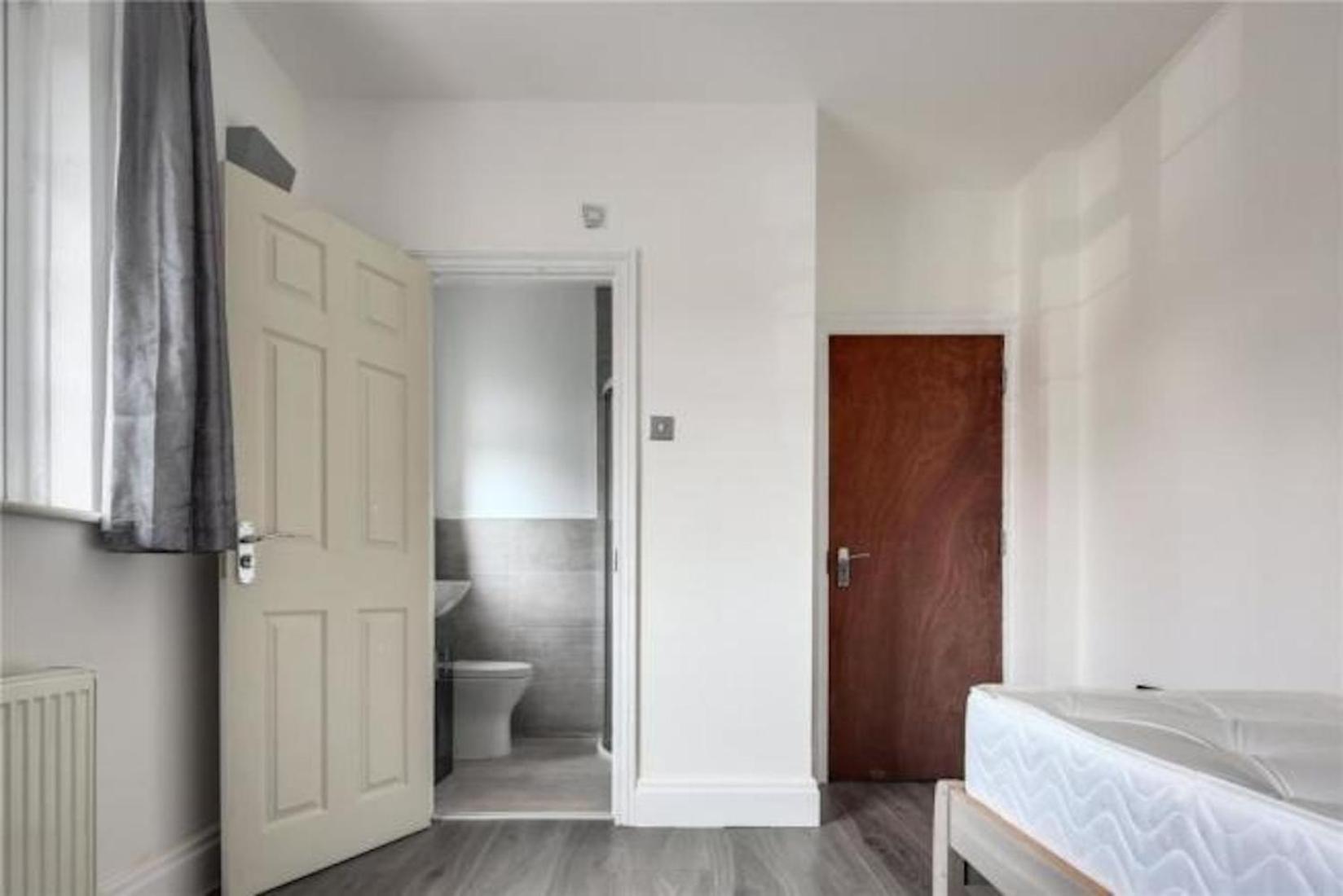 Holiday home Limehouse Townhomes Modern 4-bedroom, 3-bathroom Townhome With A Private Garden