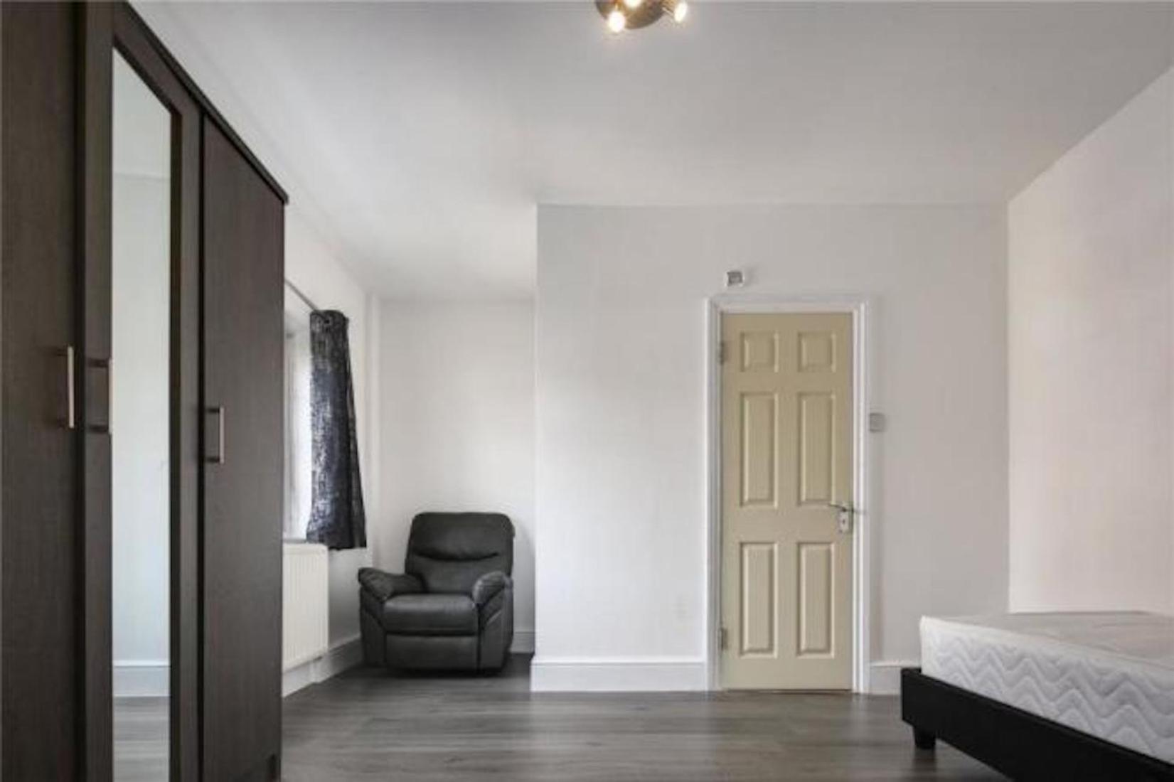 Limehouse Townhomes Modern 4-bedroom, 3-bathroom Townhome With A Private Garden * London