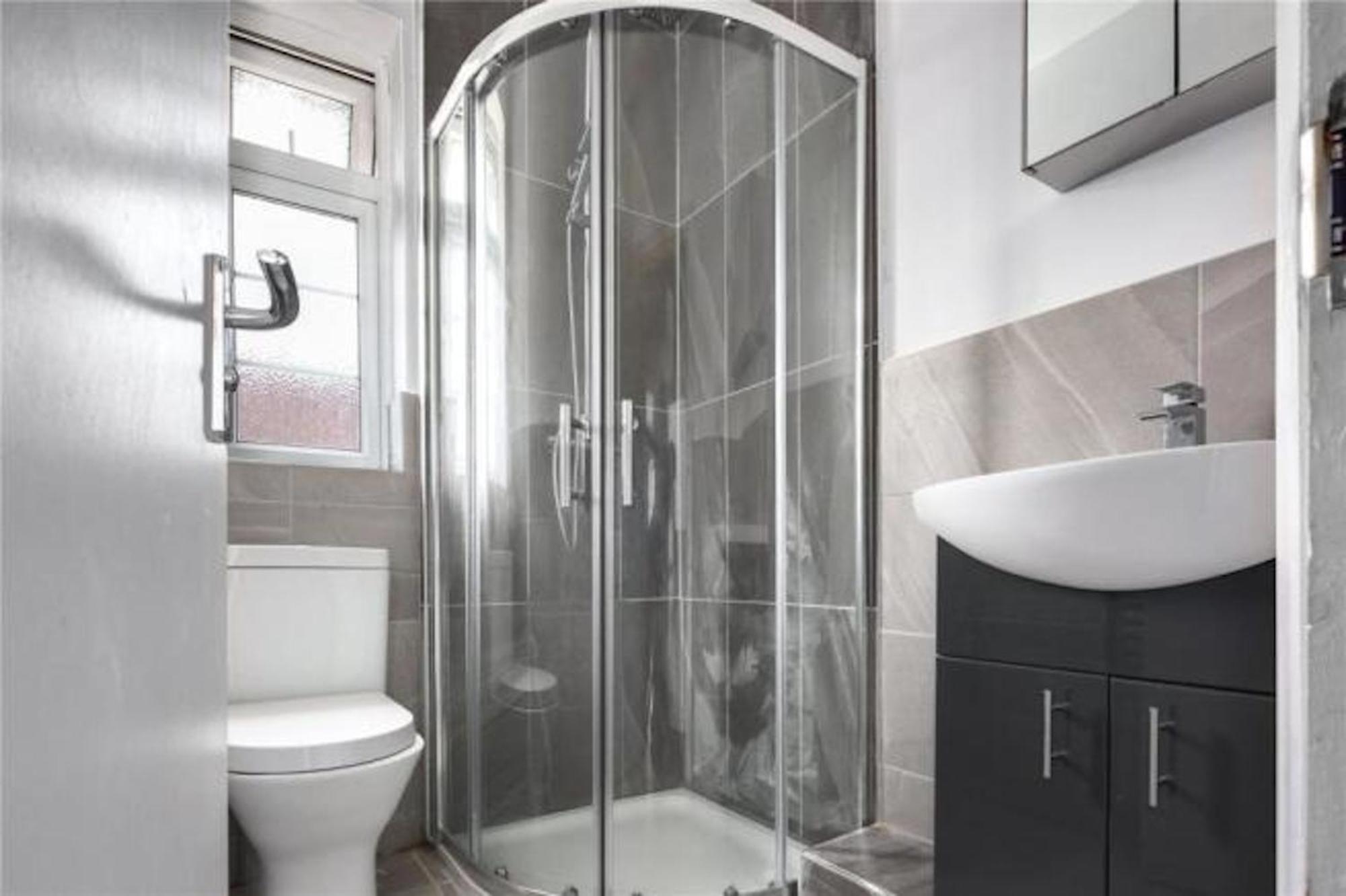 Limehouse Townhomes Modern 4-bedroom, 3-bathroom Townhome With A Private Garden