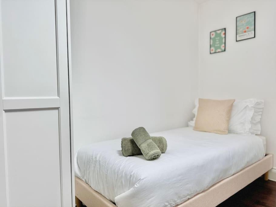 Alluring 30min To & Free Parking * London