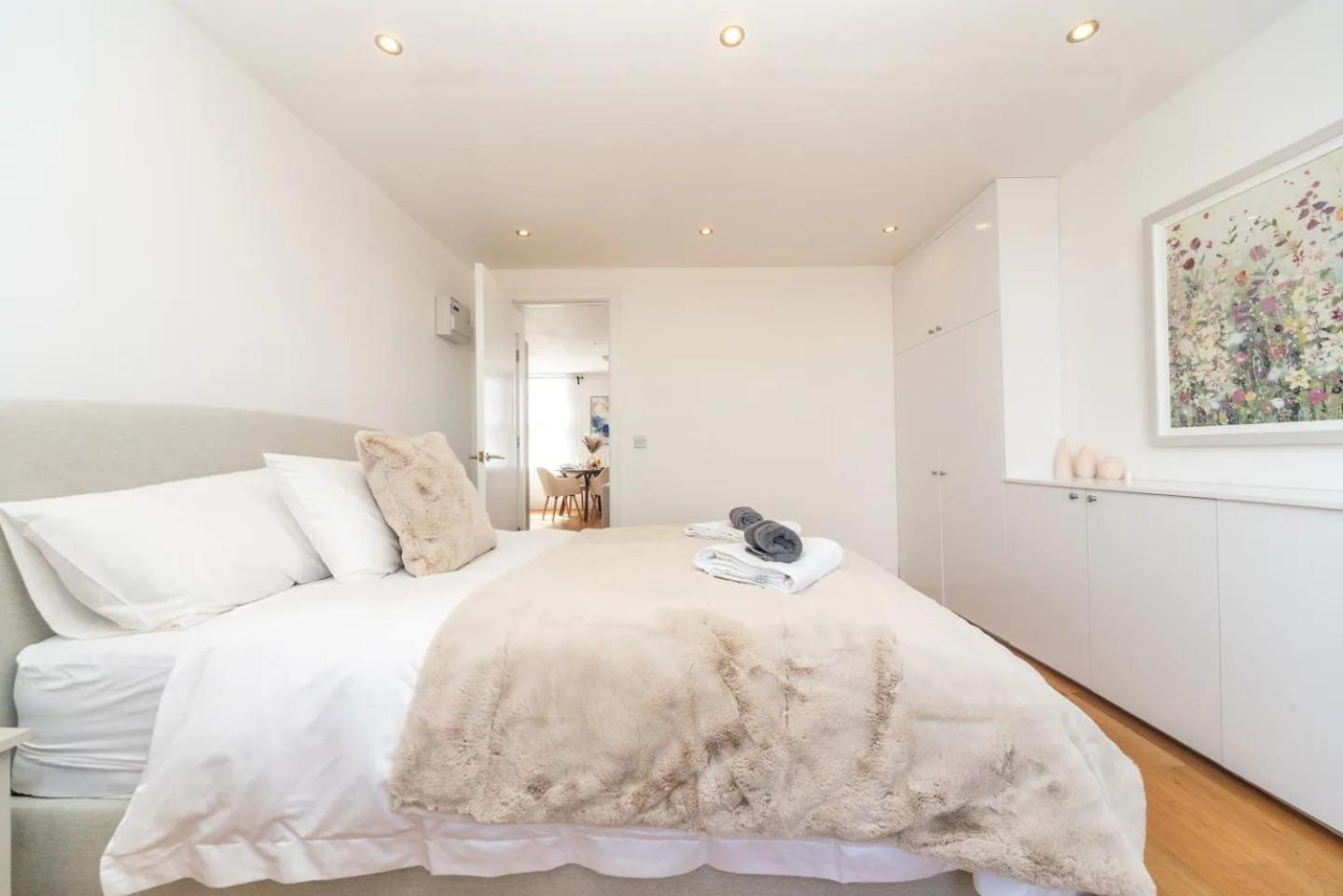 Appartement Stunning Spacious En-suite Flat - 6 Min To Trains -pass The Keys Londen