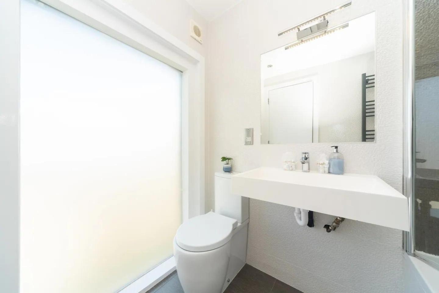 Appartement Stunning Spacious En-suite Flat - 6 Min To Trains -pass The Keys Londen