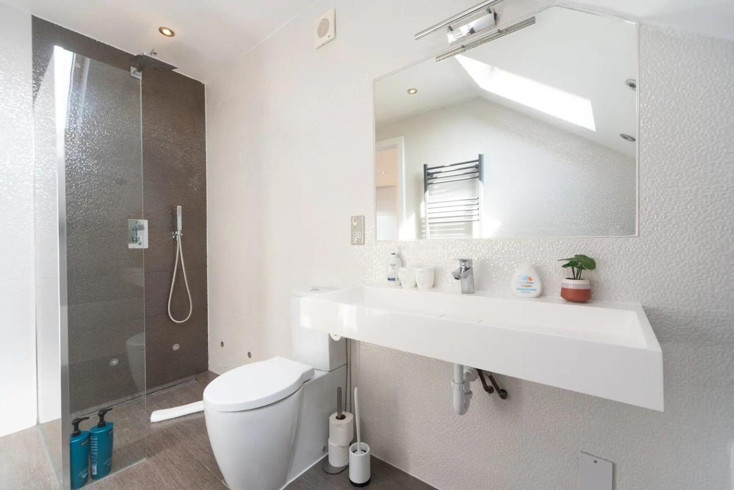 Stunning Spacious En-suite Flat - 6 Min To Trains -pass The Keys Appartement