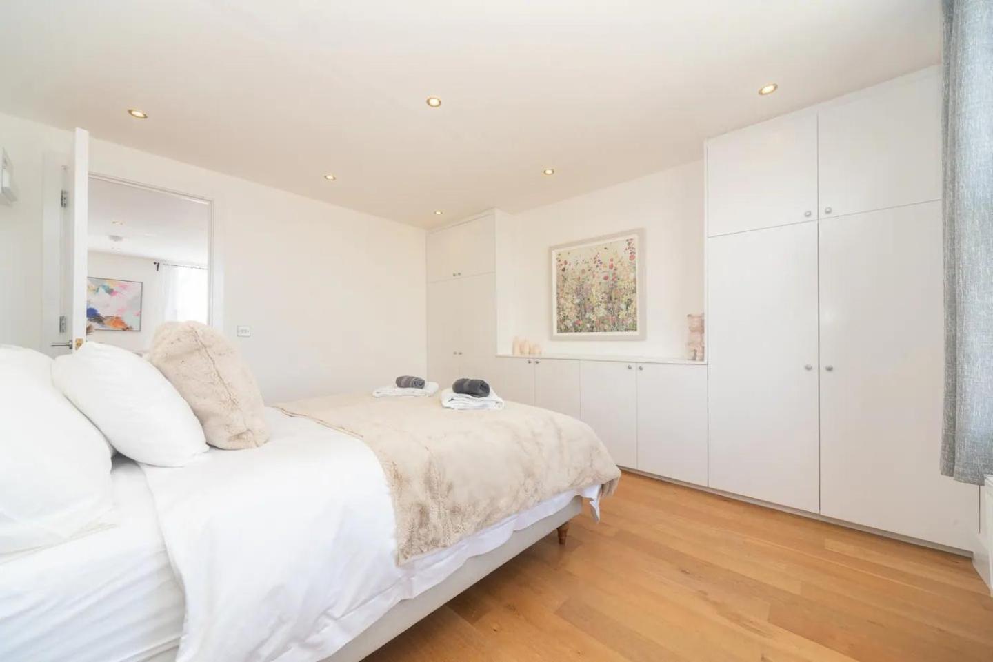 Stunning Spacious En-suite Flat - 6 Min To Trains -pass The Keys Appartement Londen