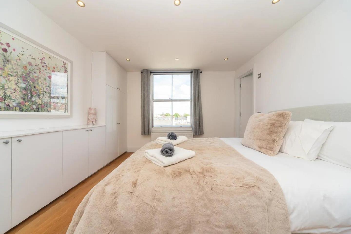 Stunning Spacious En-suite Flat - 6 Min To Trains -pass The Keys Londen