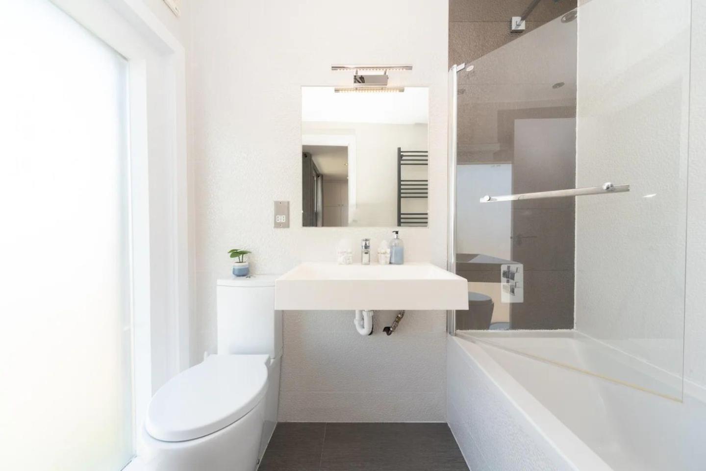 Stunning Spacious En-suite Flat - 6 Min To Trains -pass The Keys Appartement Londen