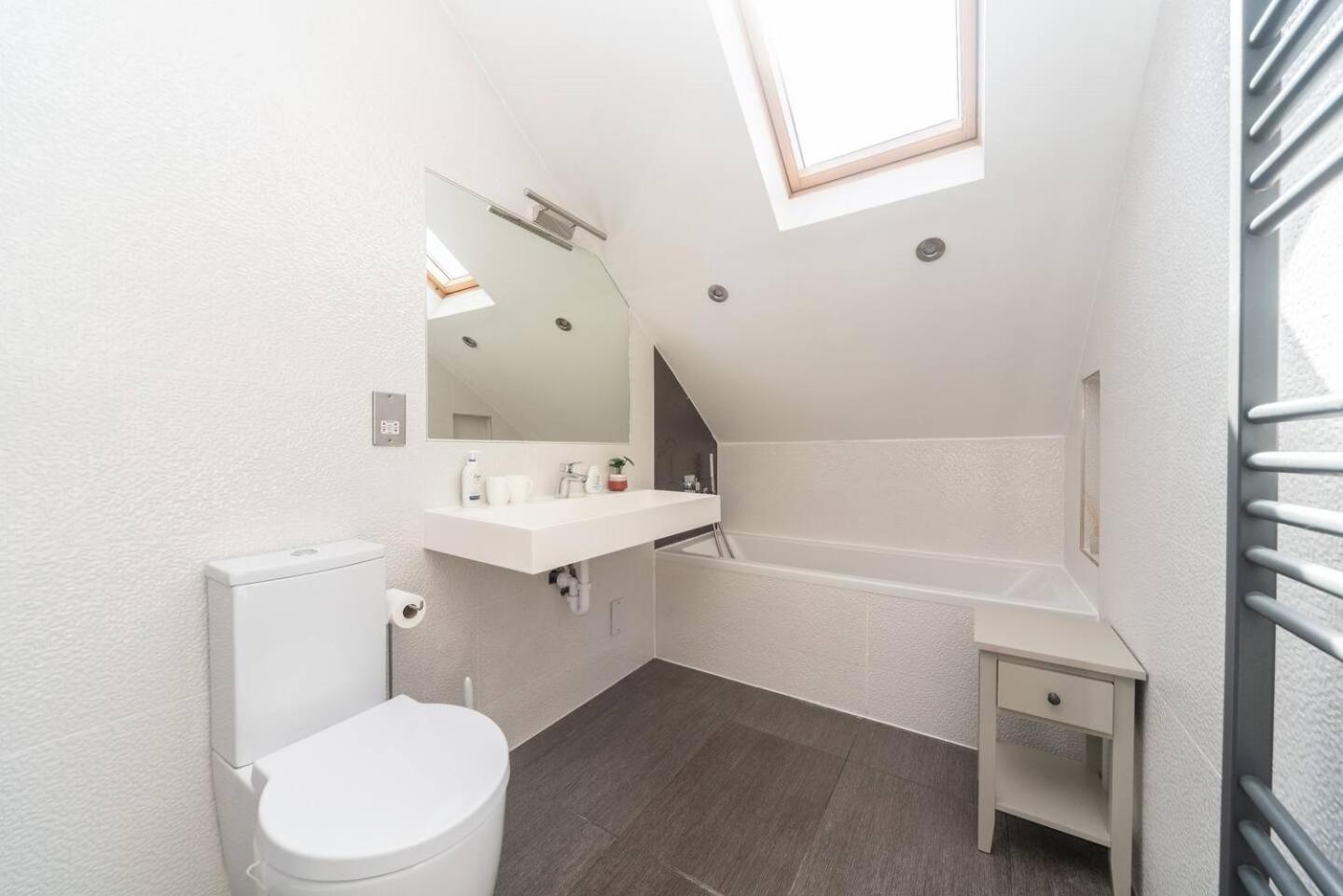 Stunning Spacious En-suite Flat - 6 Min To Trains -pass The Keys Londen