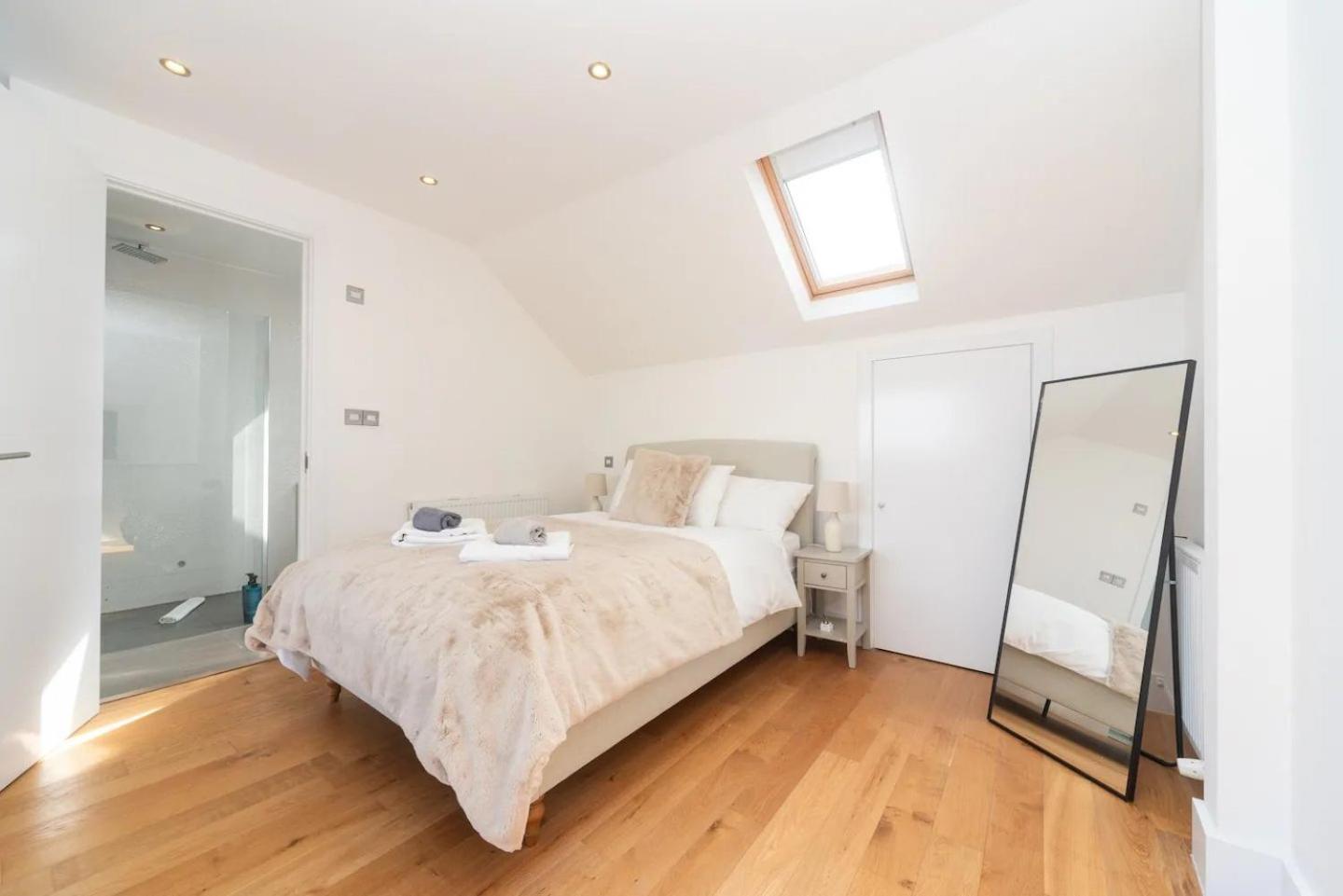 Stunning Spacious En-suite Flat - 6 Min To Trains -pass The Keys * Londen