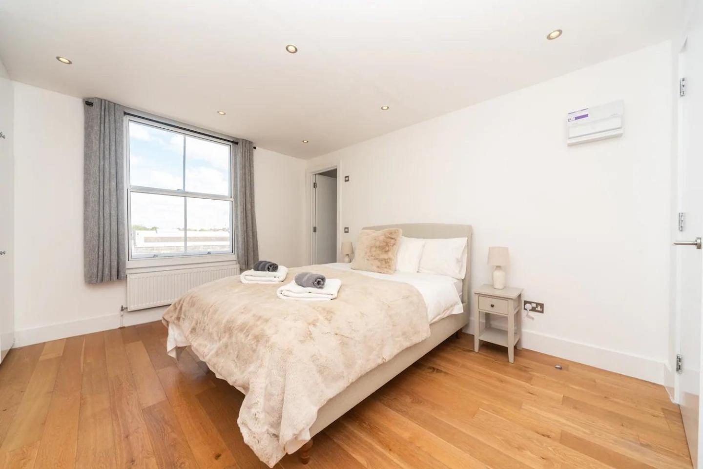 Stunning Spacious En-suite Flat - 6 Min To Trains -pass The Keys Appartement Londen