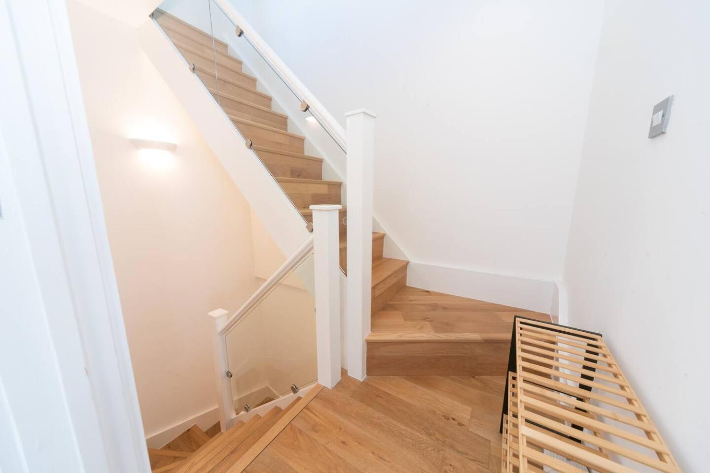 Stunning Spacious En-suite Flat - 6 Min To Trains -pass The Keys * Londen
