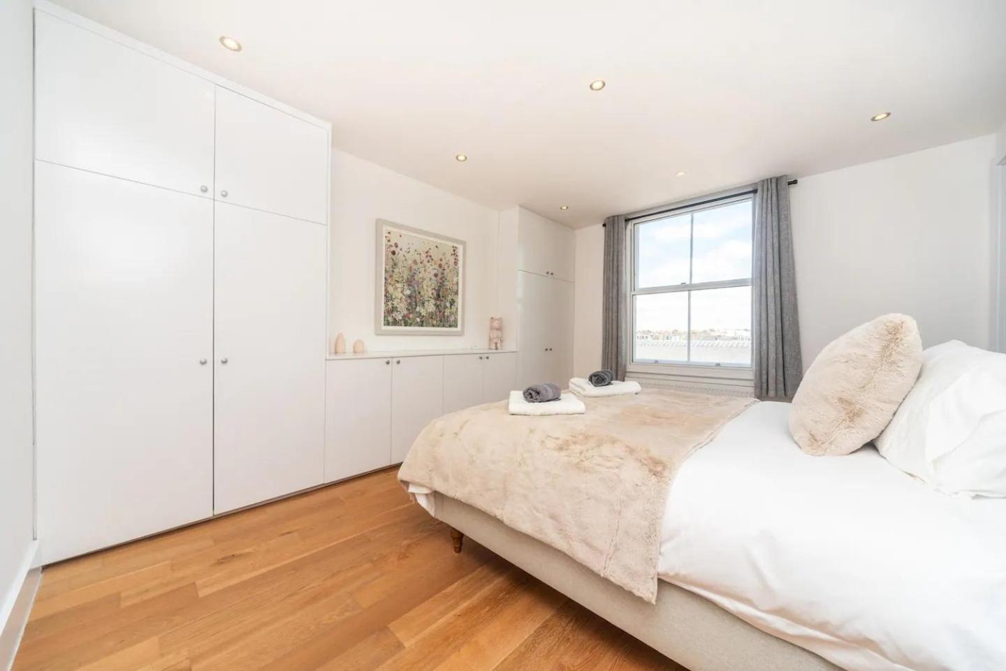 Stunning Spacious En-suite Flat - 6 Min To Trains -pass The Keys Appartement Londen