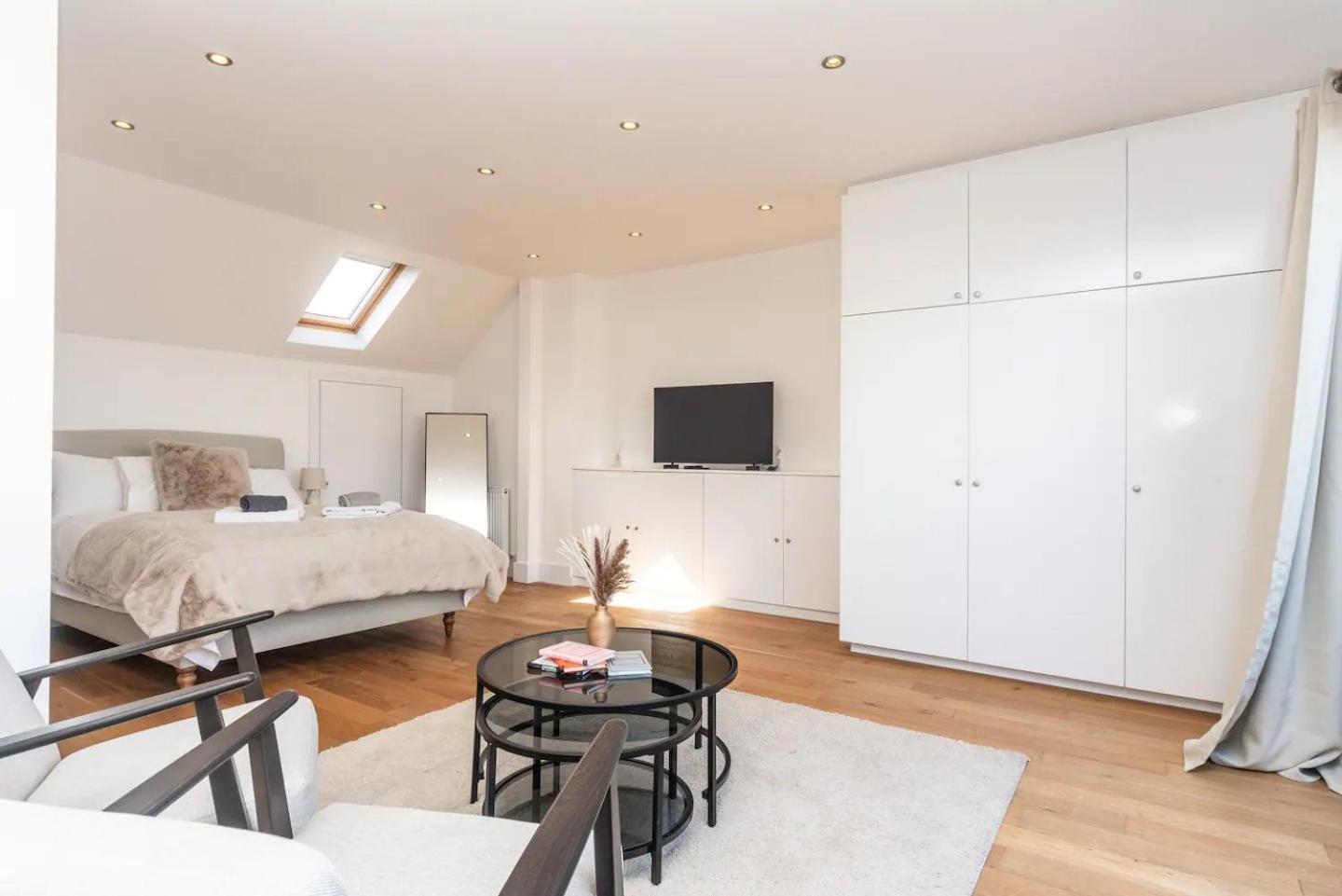 Stunning Spacious En-suite Flat - 6 Min To Trains -pass The Keys * Londen