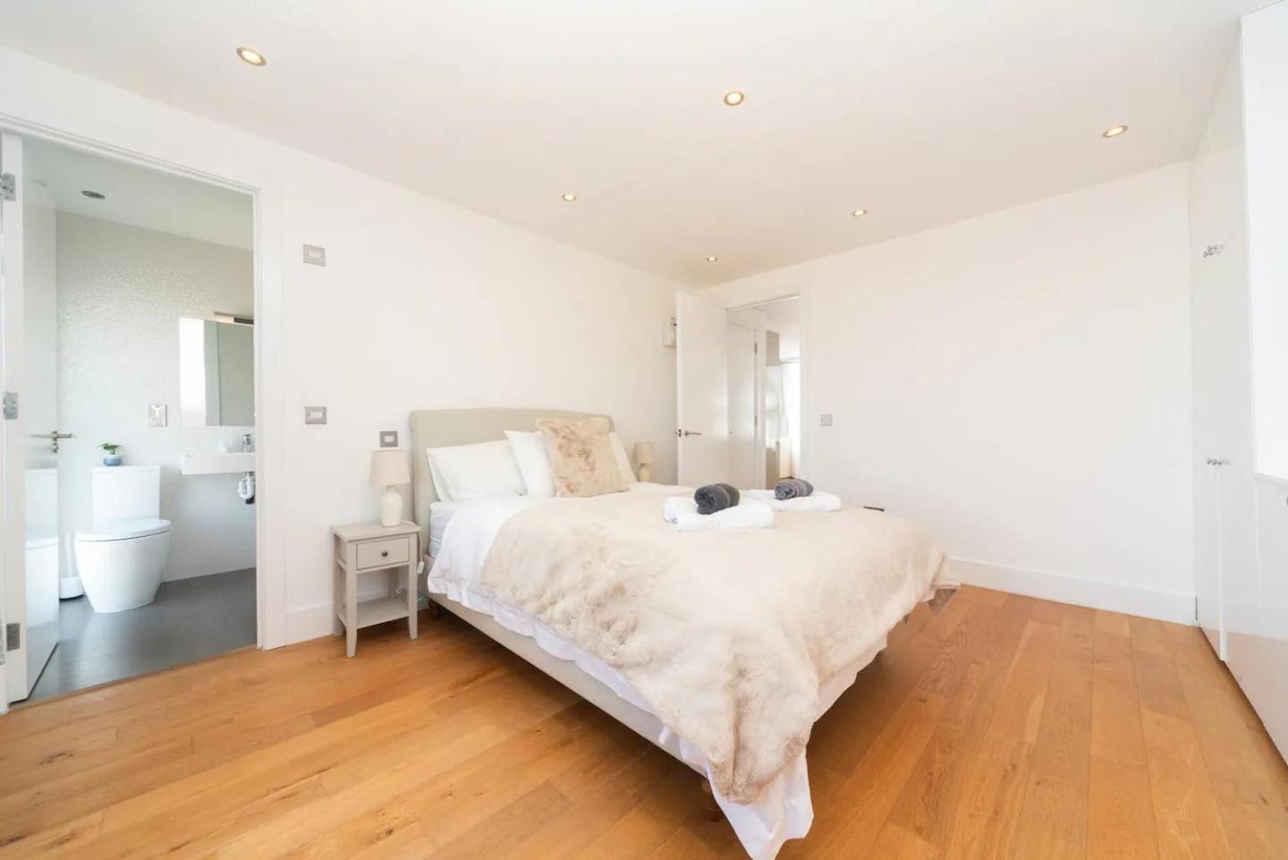 Stunning Spacious En-suite Flat - 6 Min To Trains -pass The Keys Londen