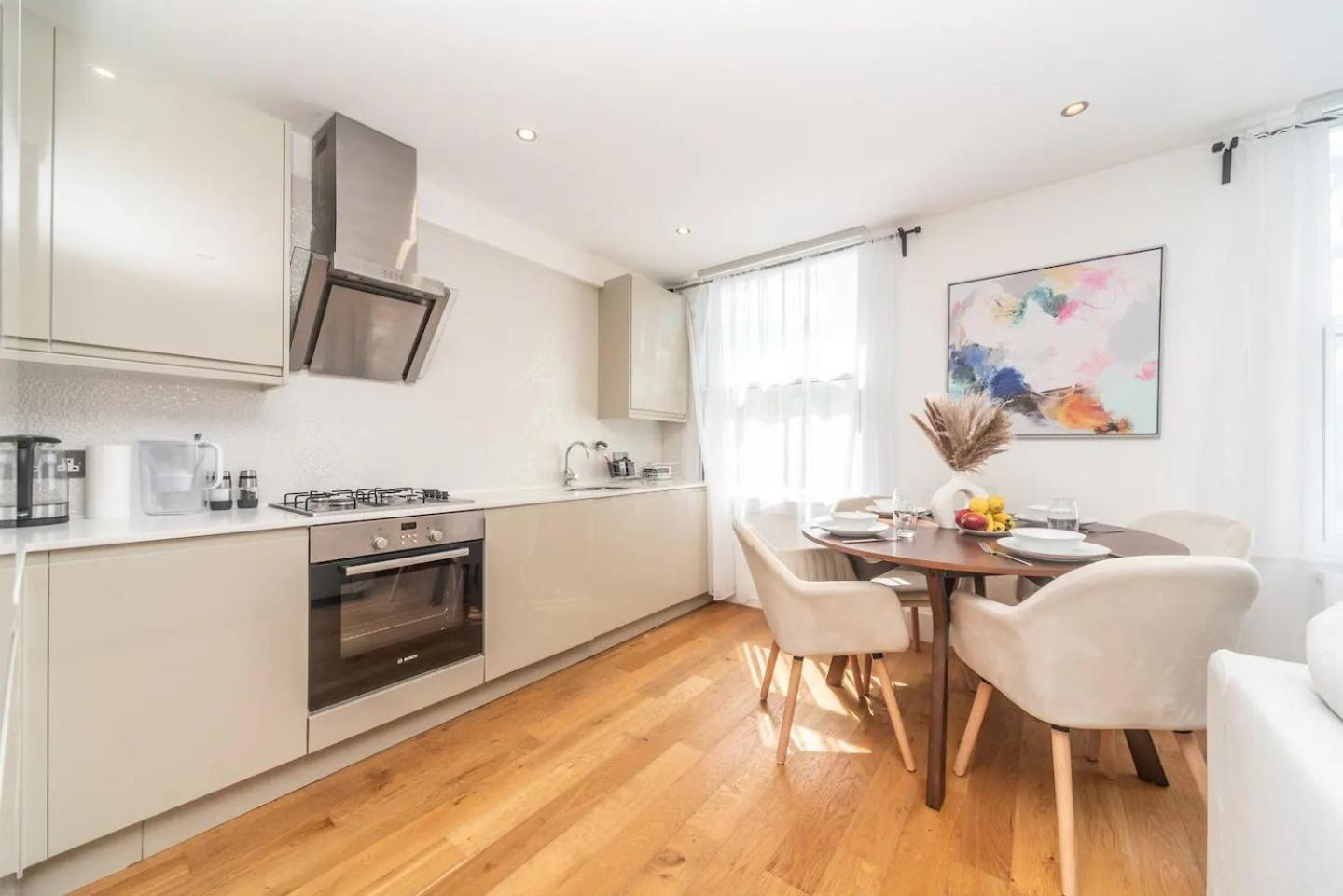 Stunning Spacious En-suite Flat - 6 Min To Trains -pass The Keys Appartement Londen