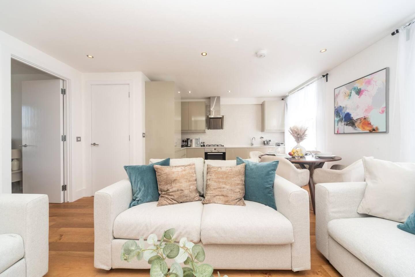 Stunning Spacious En-suite Flat - 6 Min To Trains -pass The Keys * Londen