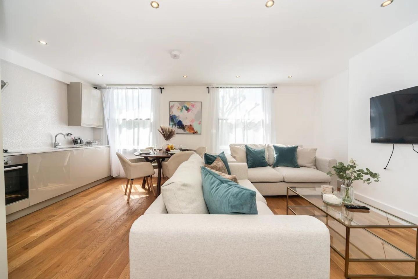 Stunning Spacious En-suite Flat - 6 Min To Trains -pass The Keys Appartement Londen
