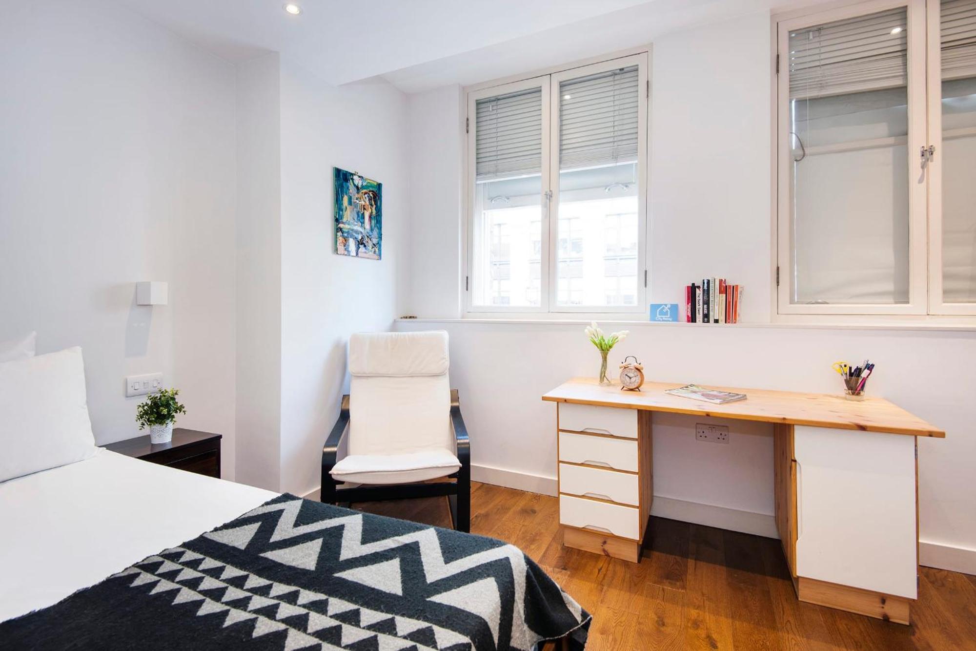 Vibrant 2br Retreat In Baker Street Apartment *
