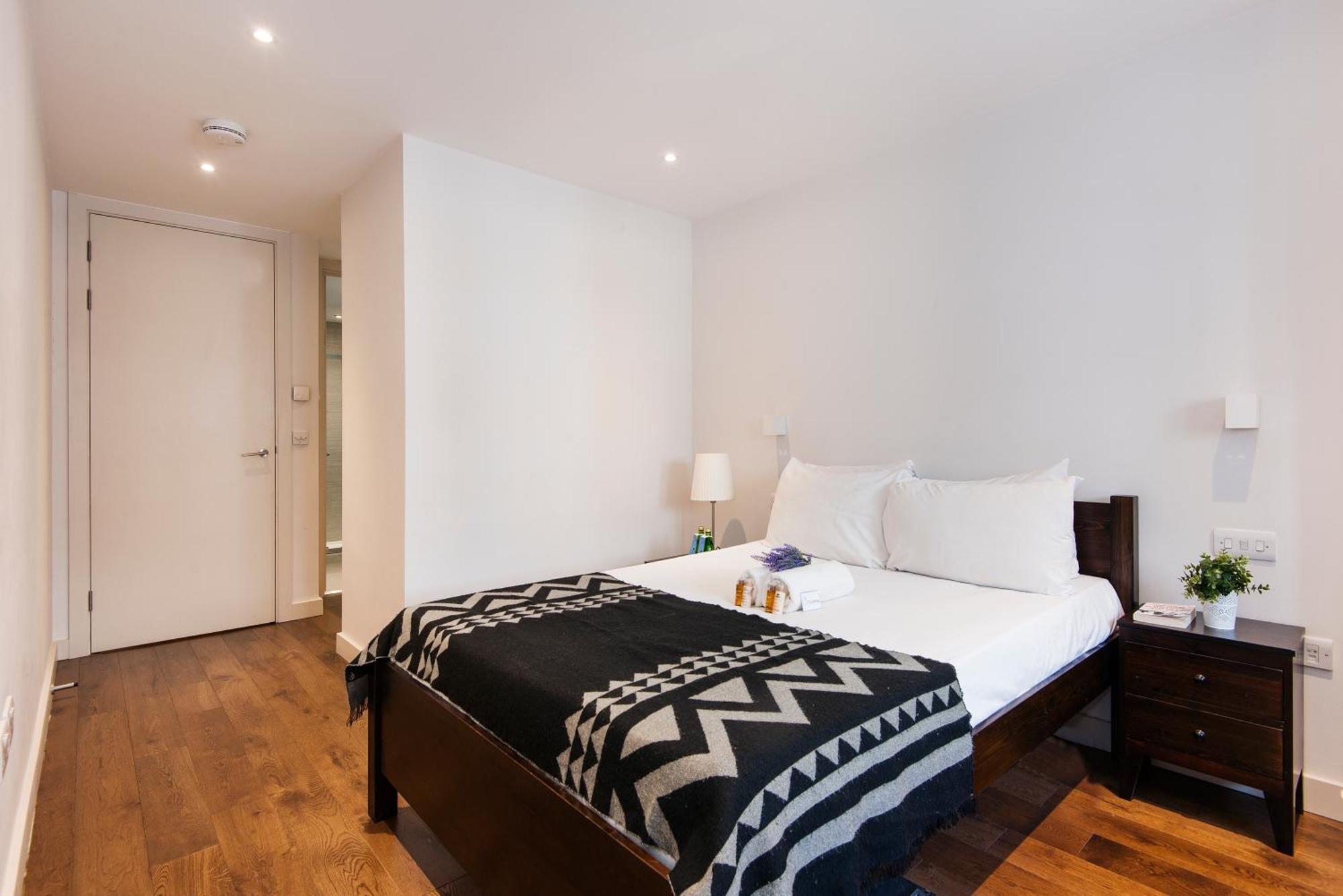 Vibrant 2br Retreat In Baker Street Apartment