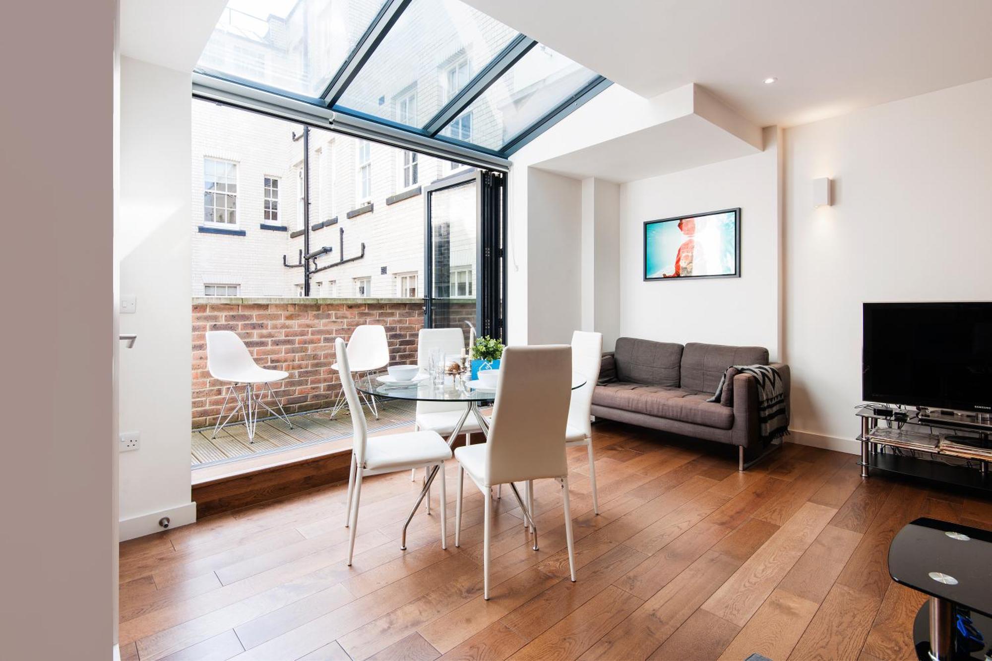Vibrant 2br Retreat In Baker Street Apartment