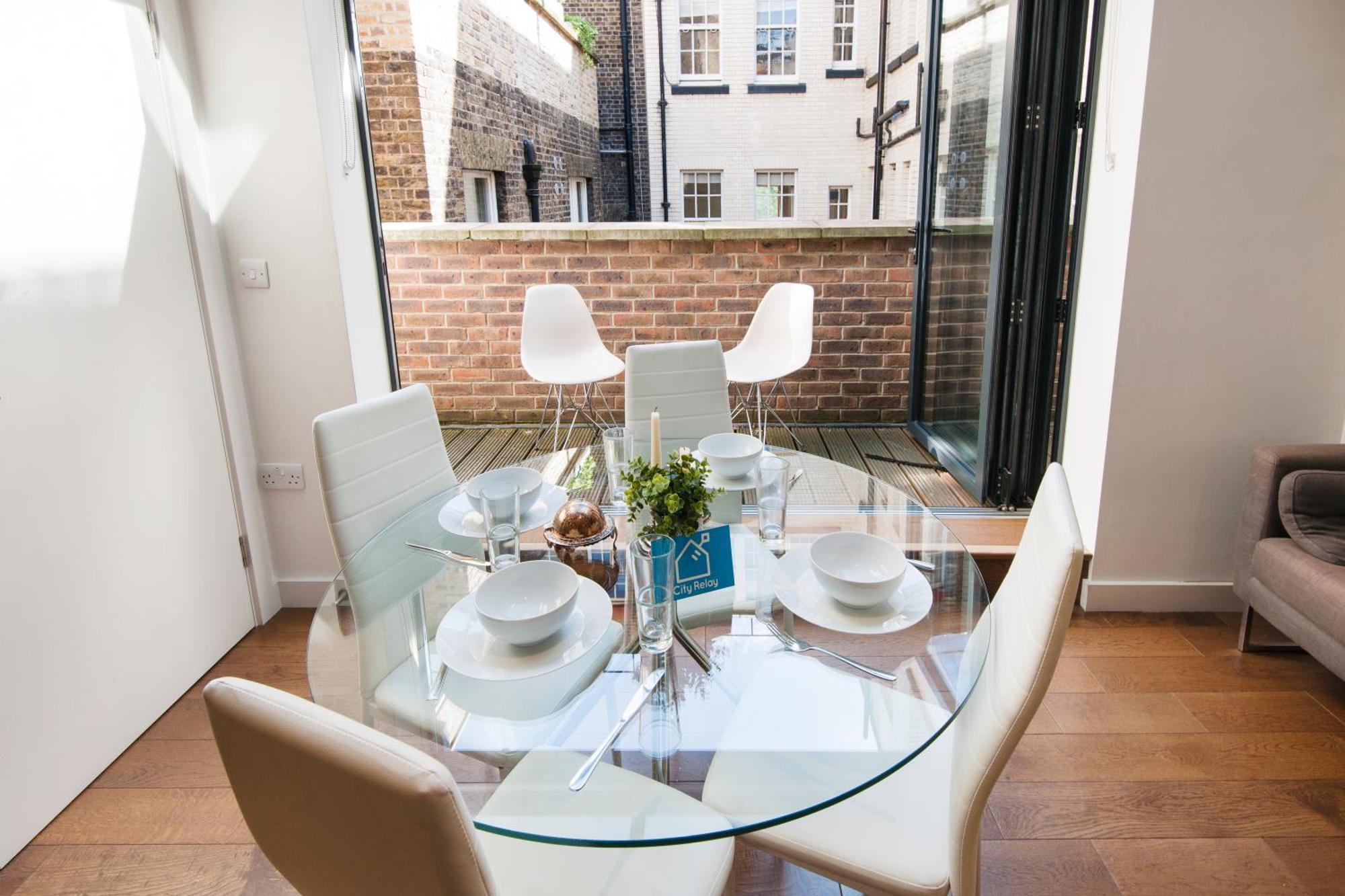 Vibrant 2br Retreat In Baker Street Apartment