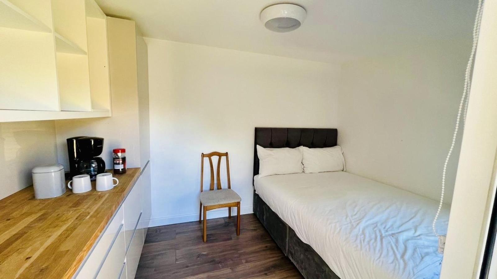 Wood Budget - Next To Mall & Metro Station - 10 Min To Center London