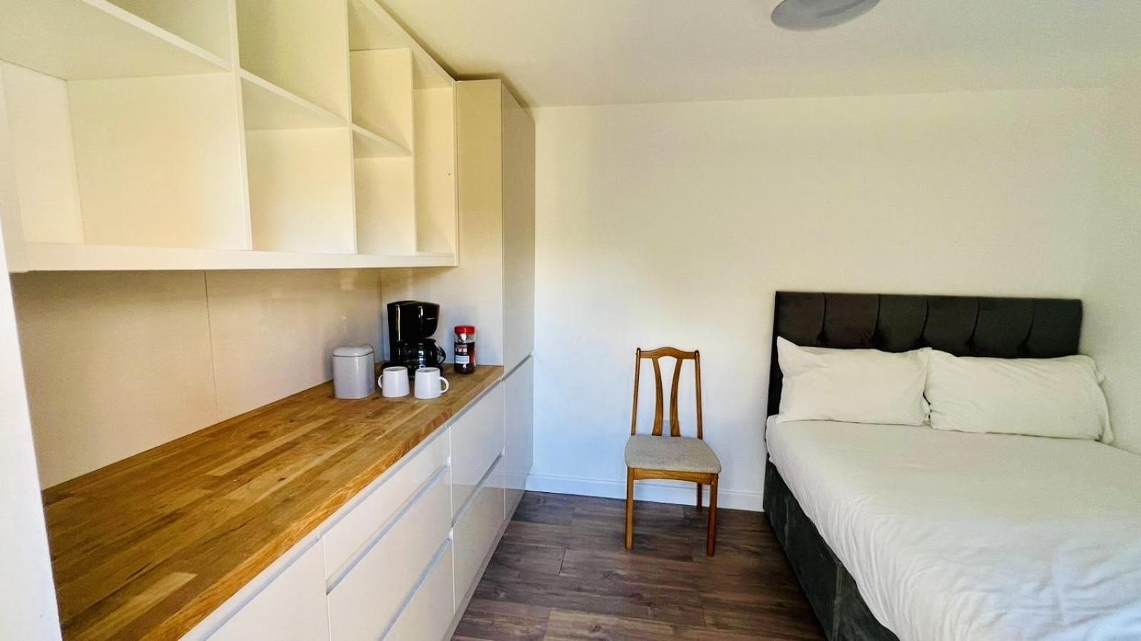 Wood Budget - Next To Mall & Metro Station - 10 Min To Center Holiday home *
