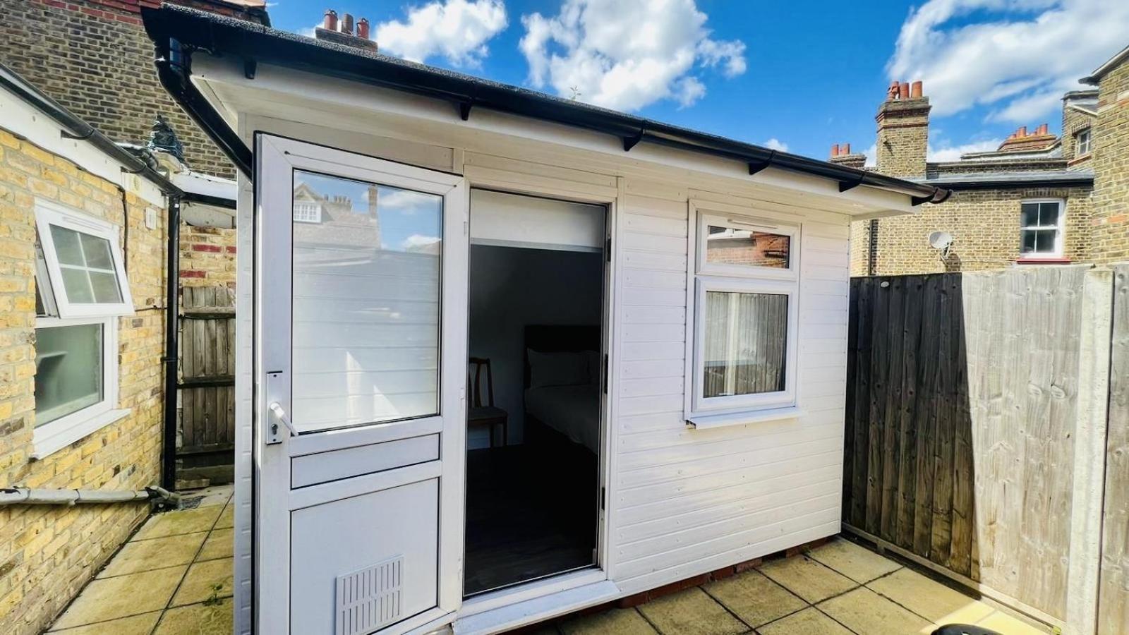 Holiday home Wood Budget - Next To Mall & Metro Station - 10 Min To Center