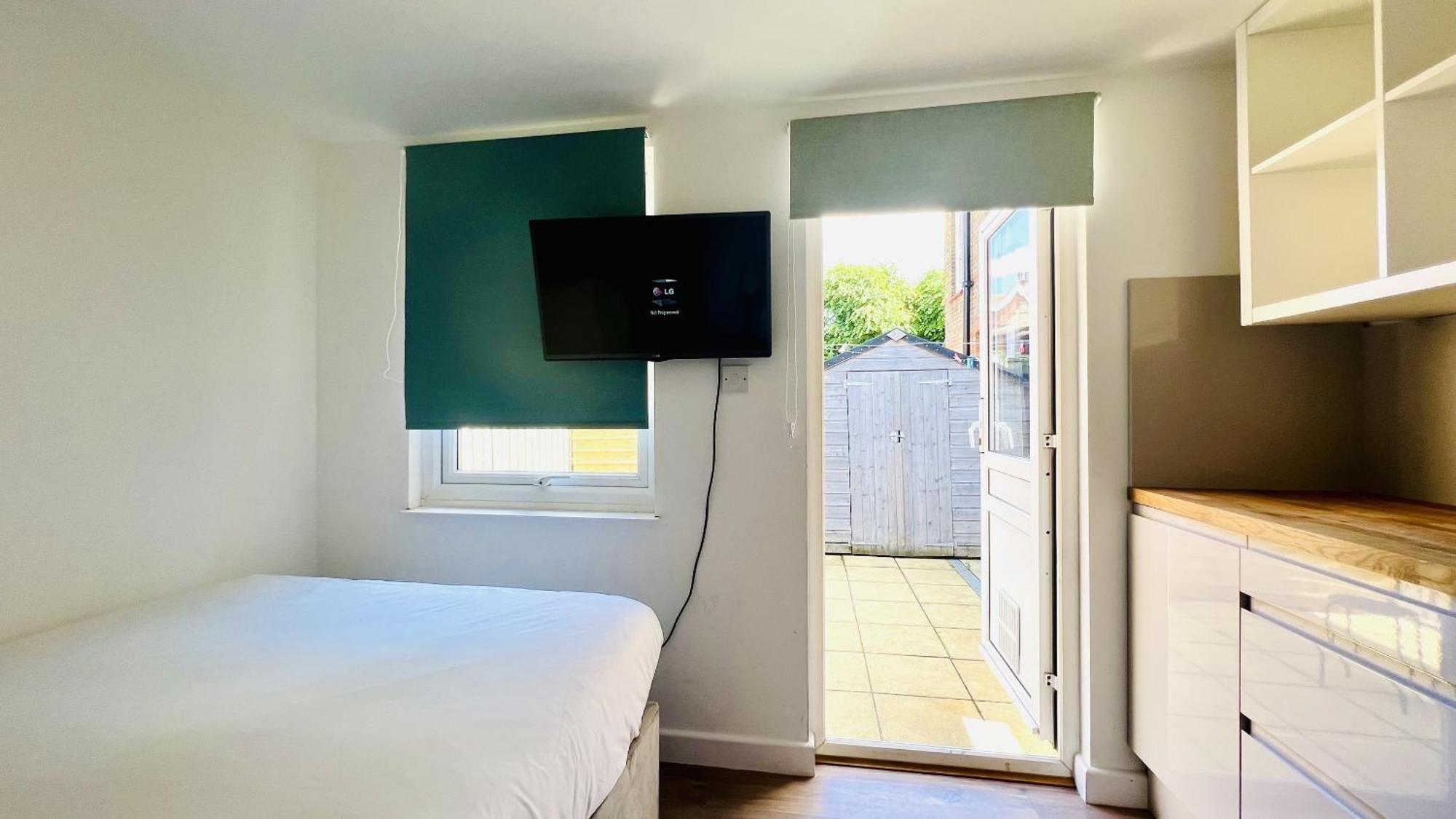Wood Budget - Next To Mall & Metro Station - 10 Min To Center Holiday home *