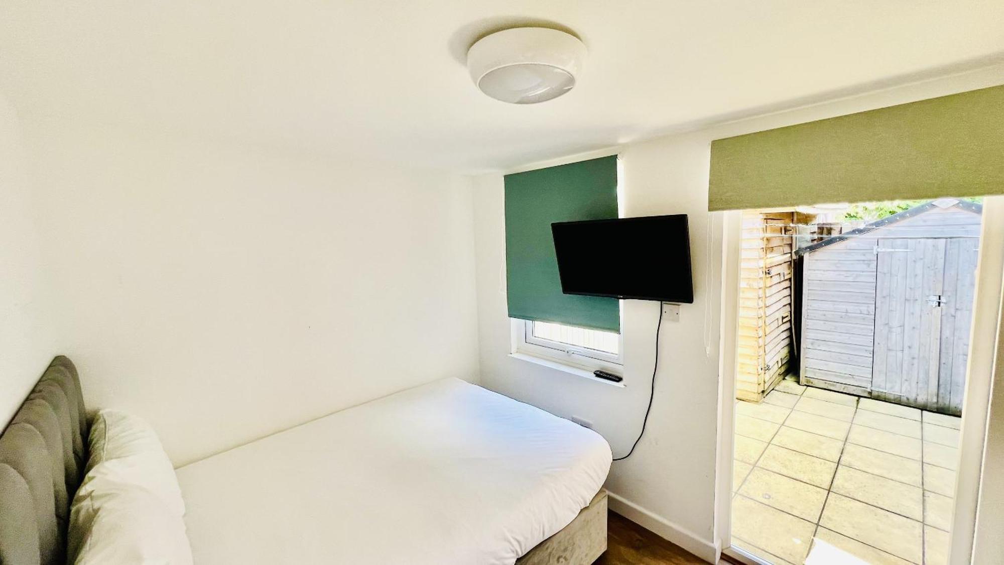 Holiday home Wood Budget - Next To Mall & Metro Station - 10 Min To Center *