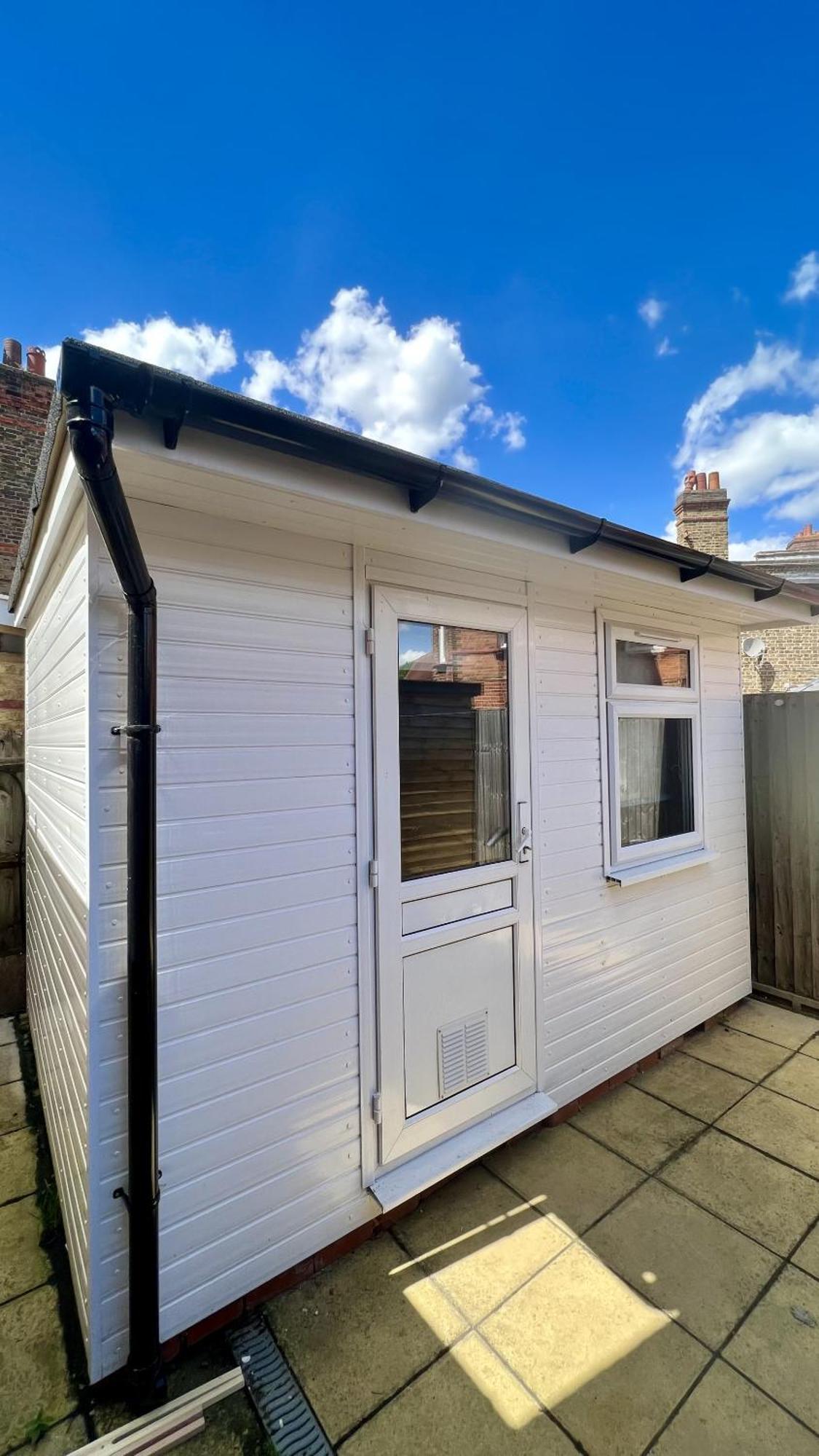 Wood Budget - Next To Mall & Metro Station - 10 Min To Center Holiday home London
