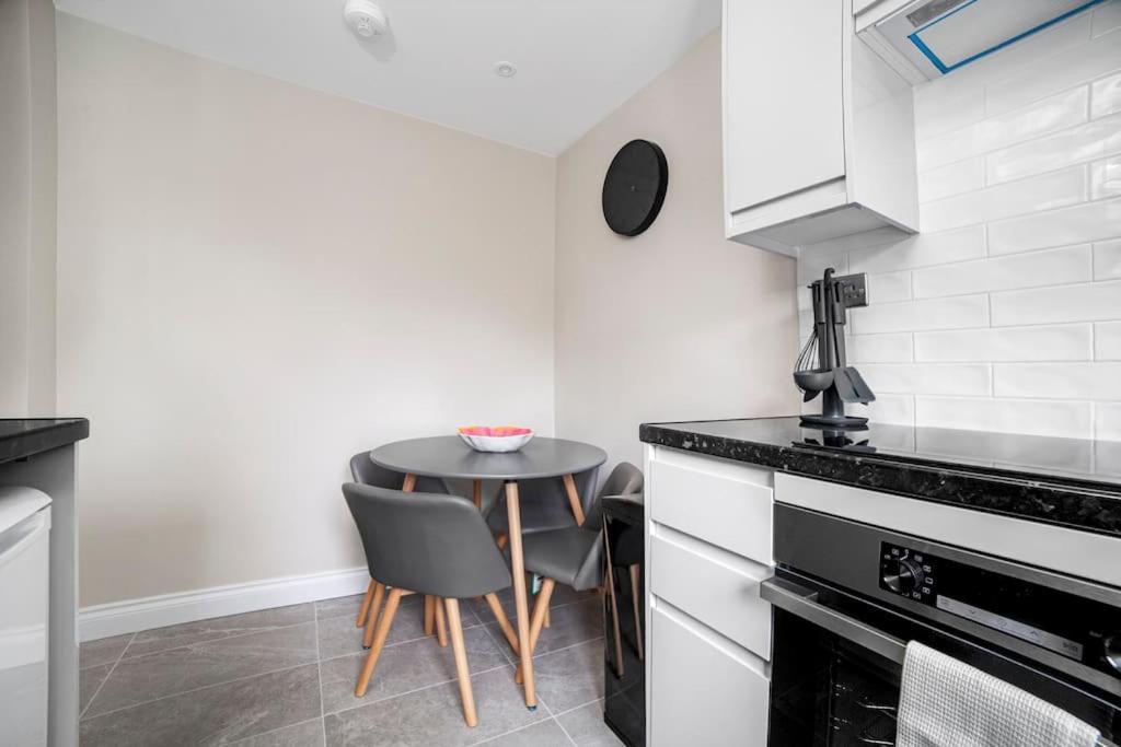 Elegant Retreat 1-bed Near Apartment *