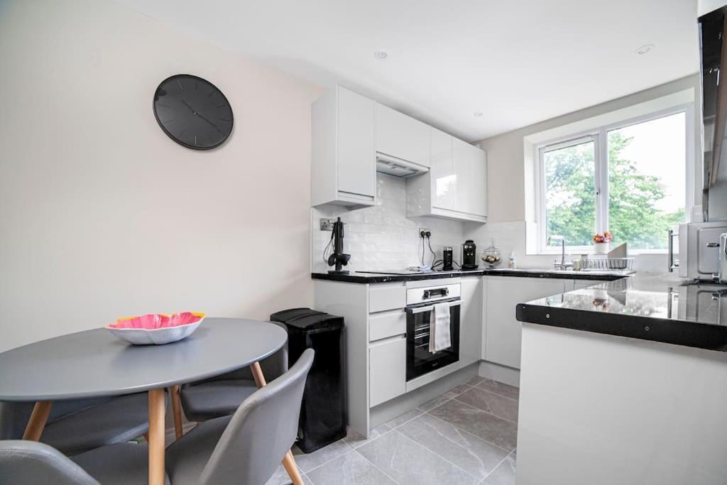 Apartment Elegant Retreat 1-bed Near London