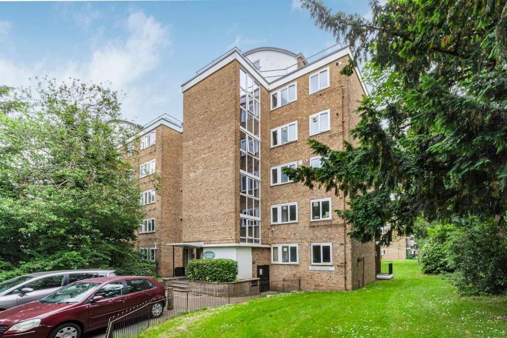 Elegant Retreat 1-bed Near Apartment London