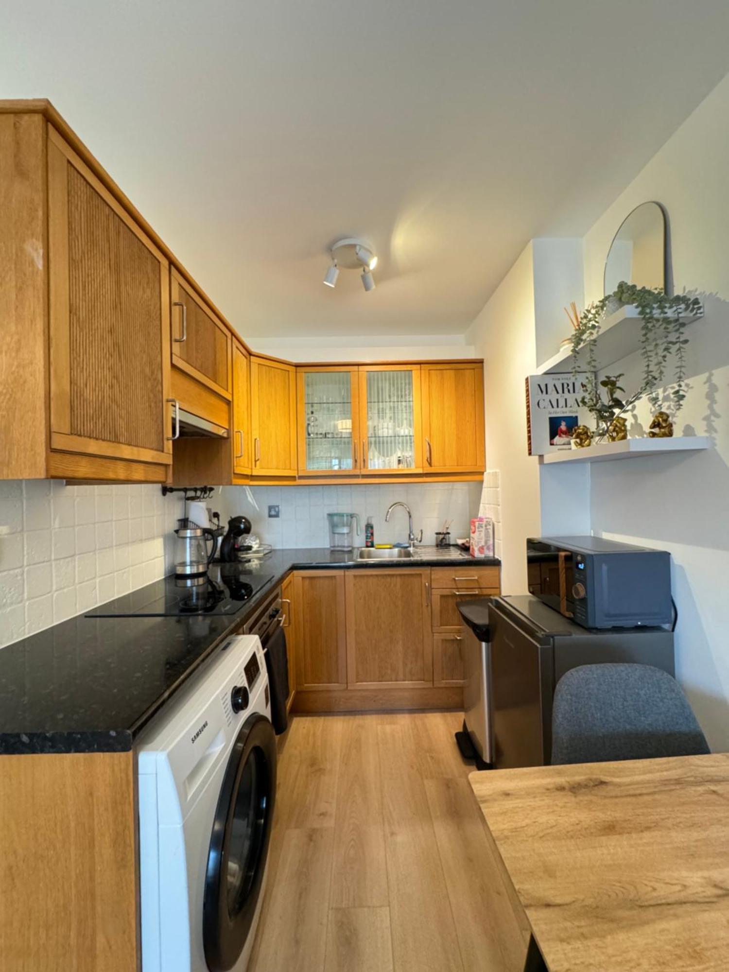 Refurbished Kensington With Balcony Near Tube Appartement Londen