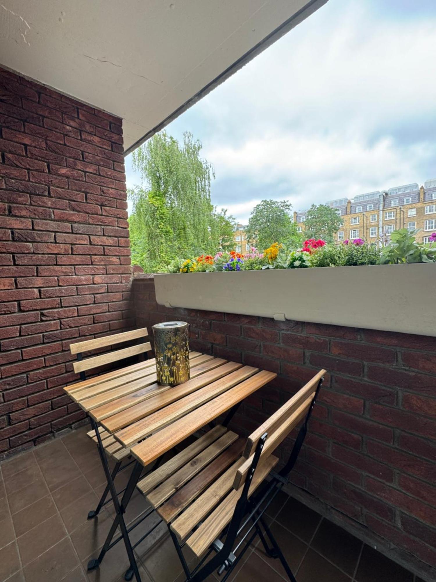 Refurbished Kensington With Balcony Near Tube * Londen