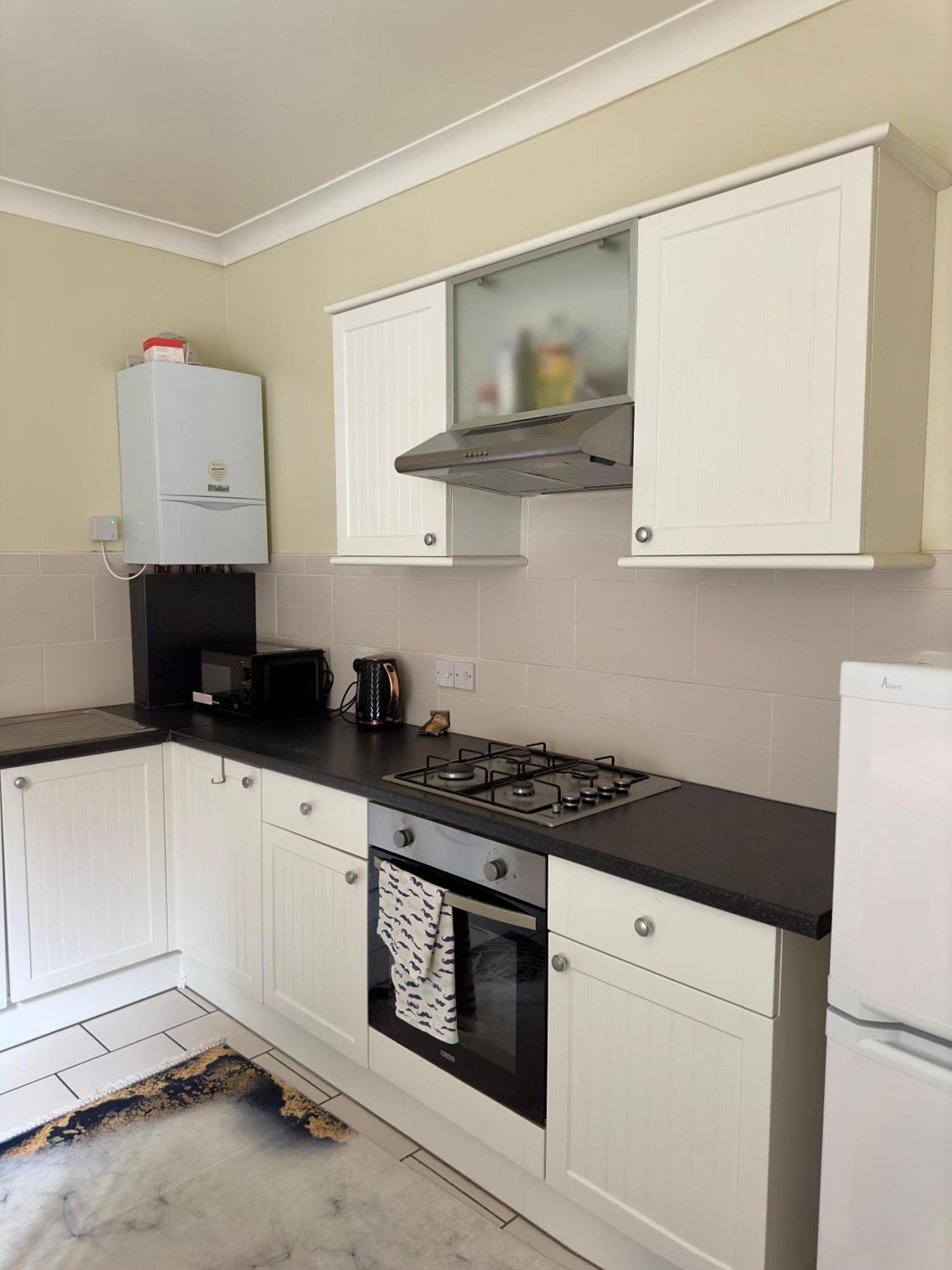 Budget 2 Bedroom Close To Hyde Park Apartment *