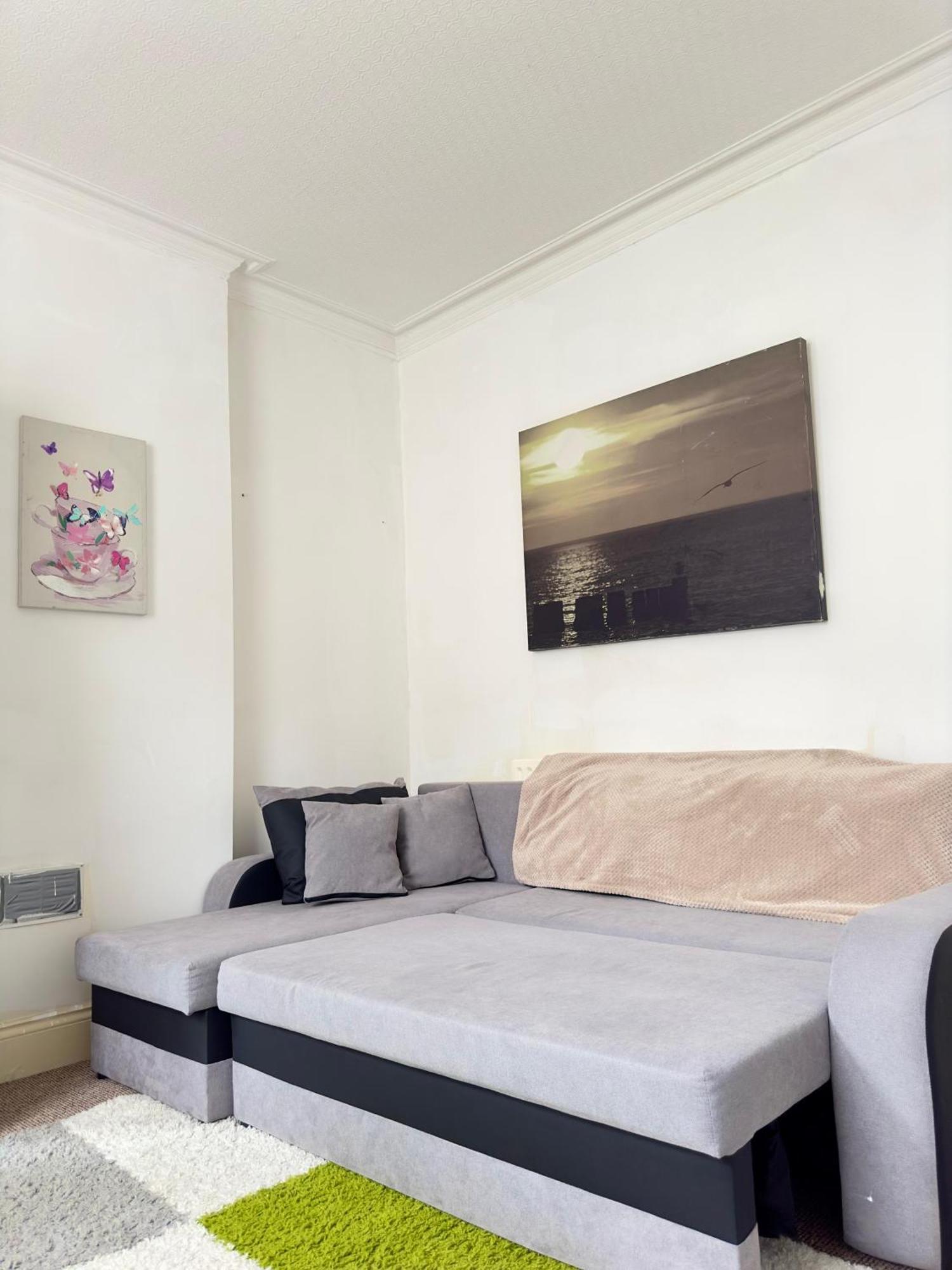 Budget 2 Bedroom Close To Hyde Park Apartment *