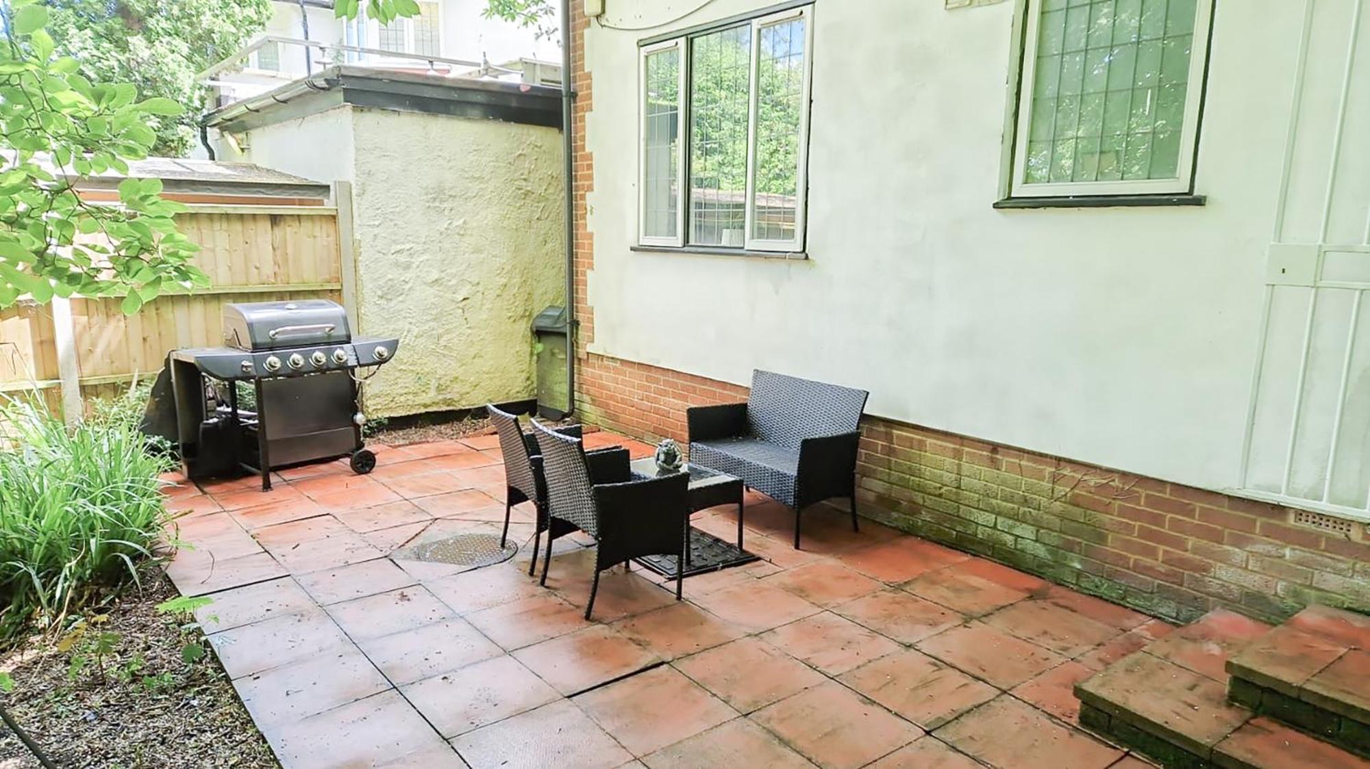 Apartment Cosy Near Hampstead Heath With Free On-site Parking & Private Gardens, Golders Green London