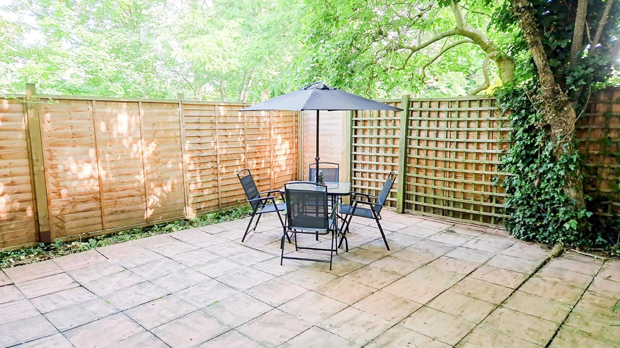 Cosy Near Hampstead Heath With Free On-site Parking & Private Gardens, Golders Green Apartment London