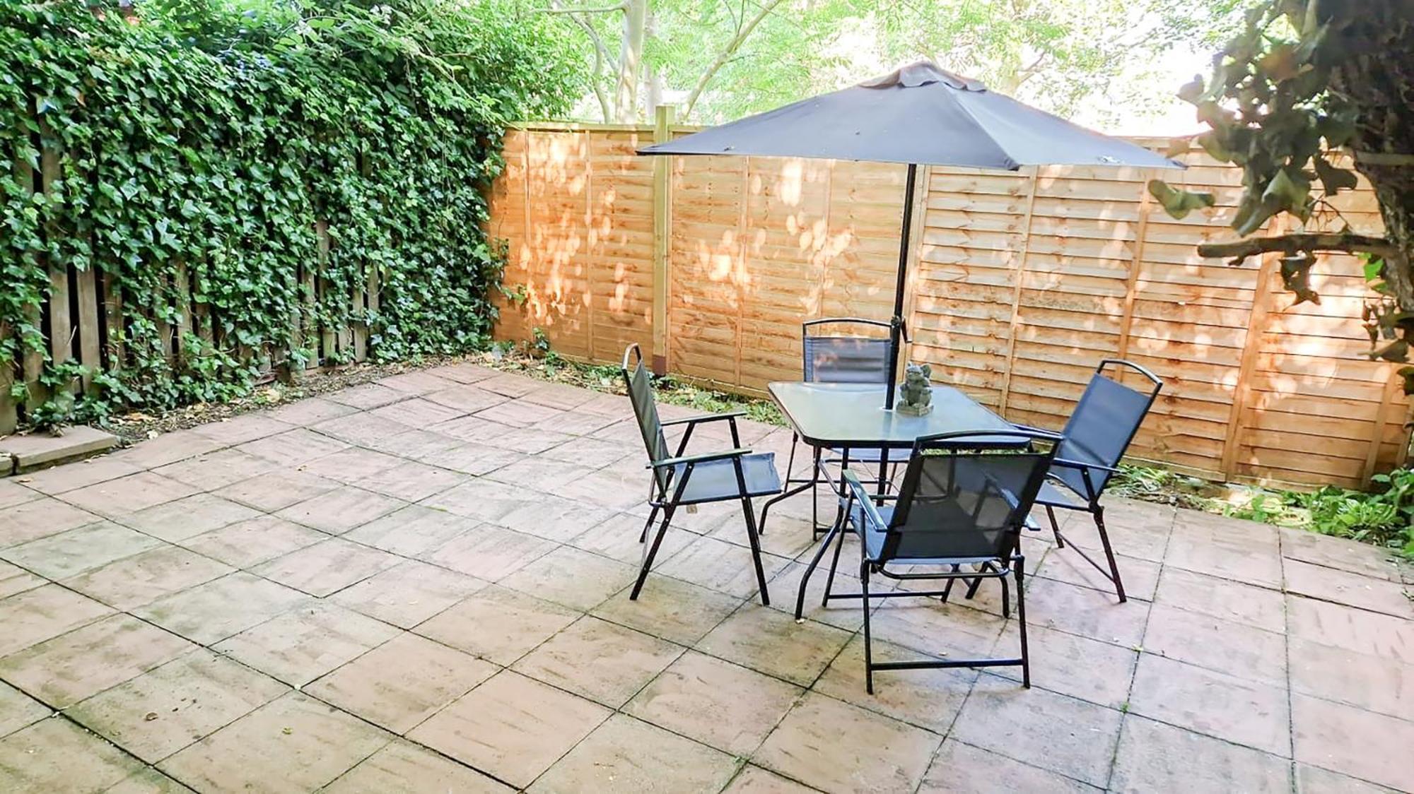 Apartamento Cosy Near Hampstead Heath With Free On-site Parking & Private Gardens, Golders Green Londres